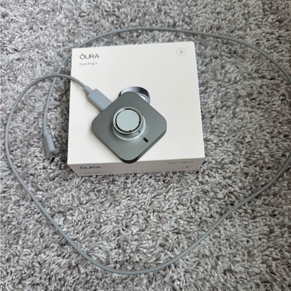 Oura ring 4. size 9. Silver. EUC